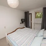 아파트 Grosse In Mit Garten- Terrasse Und Gemeinsamem Pool By Interhome